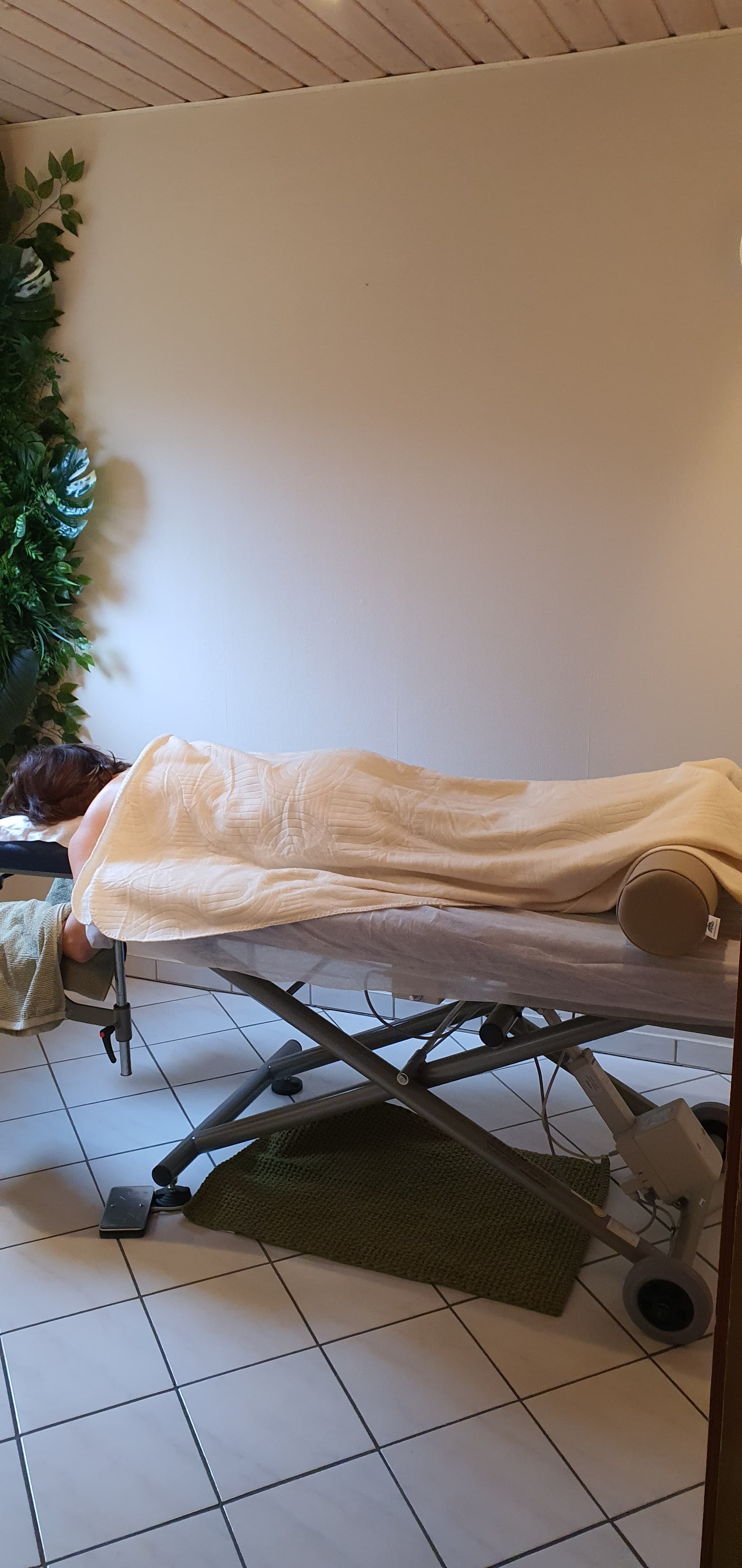 Entspannter Kunde während der Massage