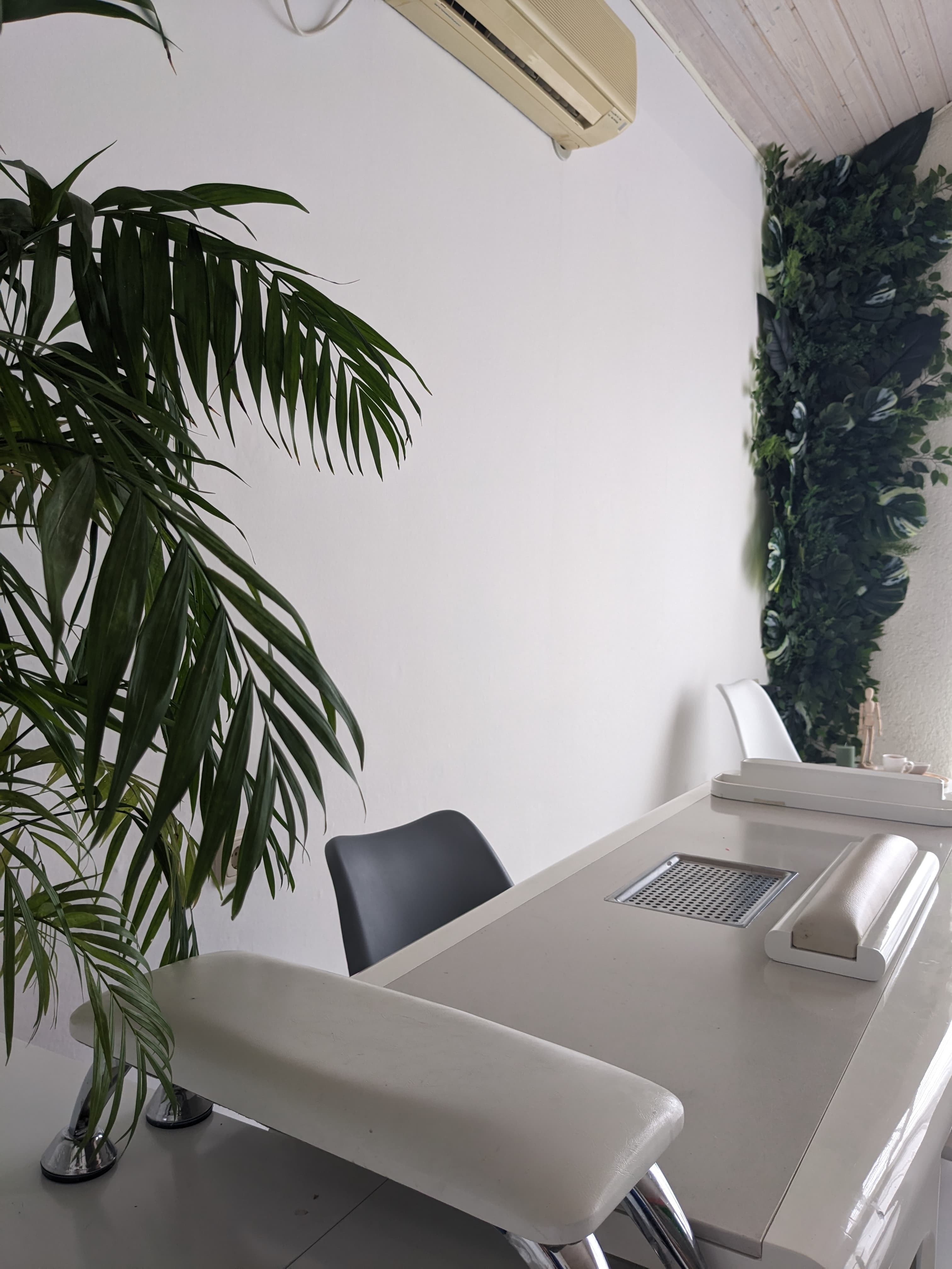 Sauberer Maniküre-Arbeitsplatz mit professionellen Werkzeugen