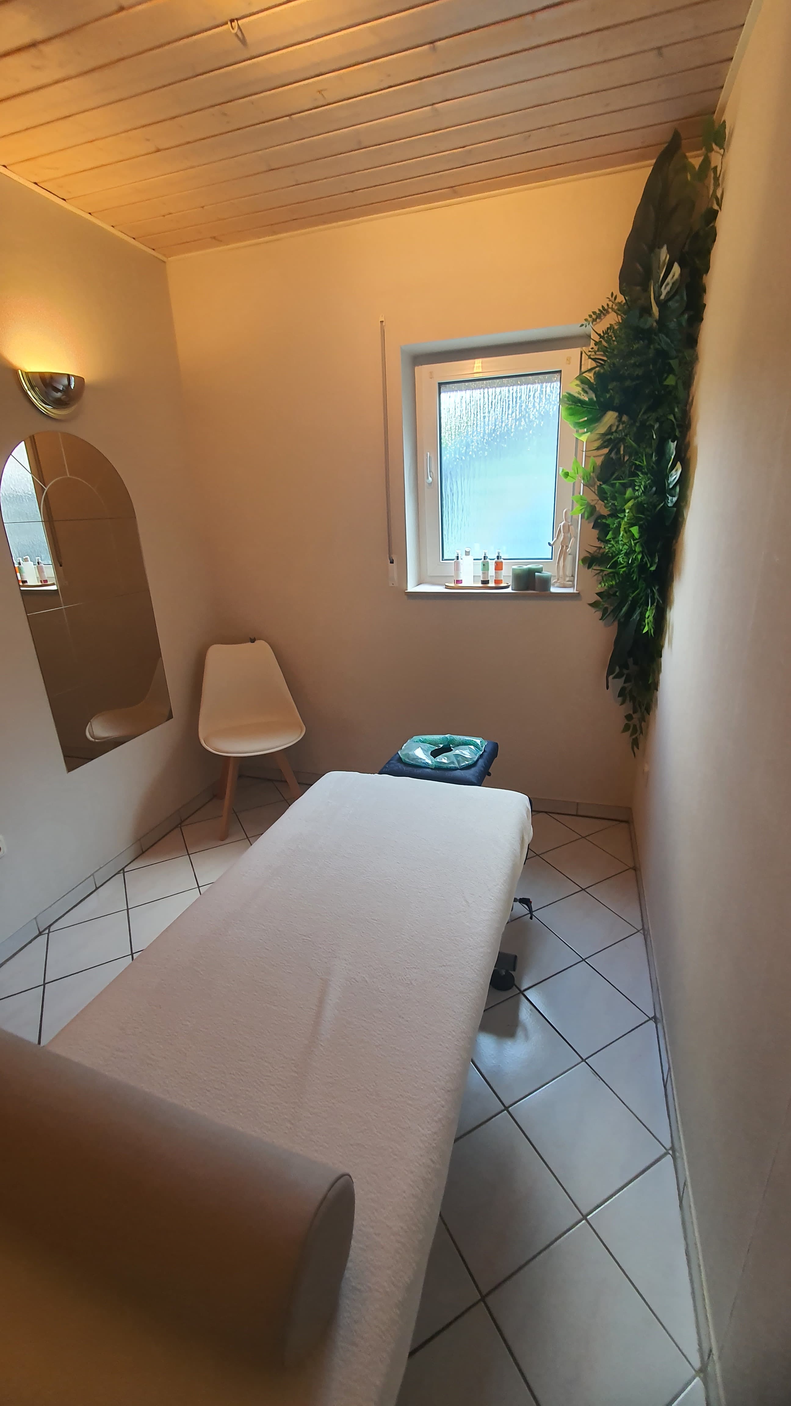 Heller Massageraum in Glauburg mit moderner Einrichtung