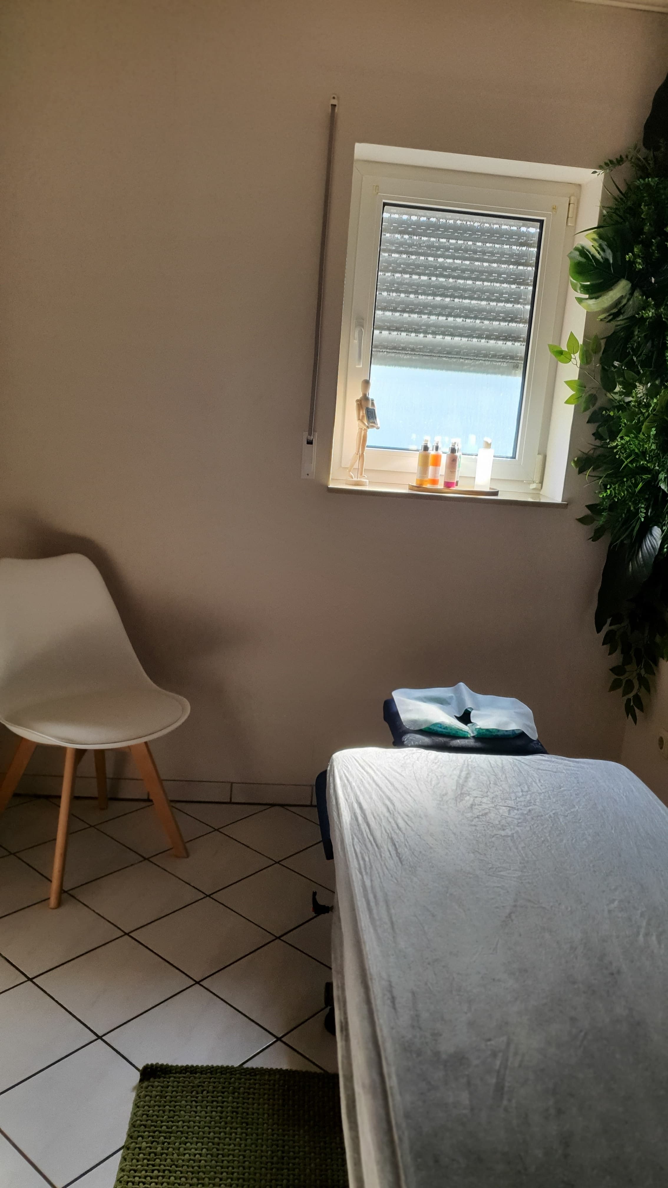 Gemütlicher Massageraum in Glauburg bei gedimmtem Licht