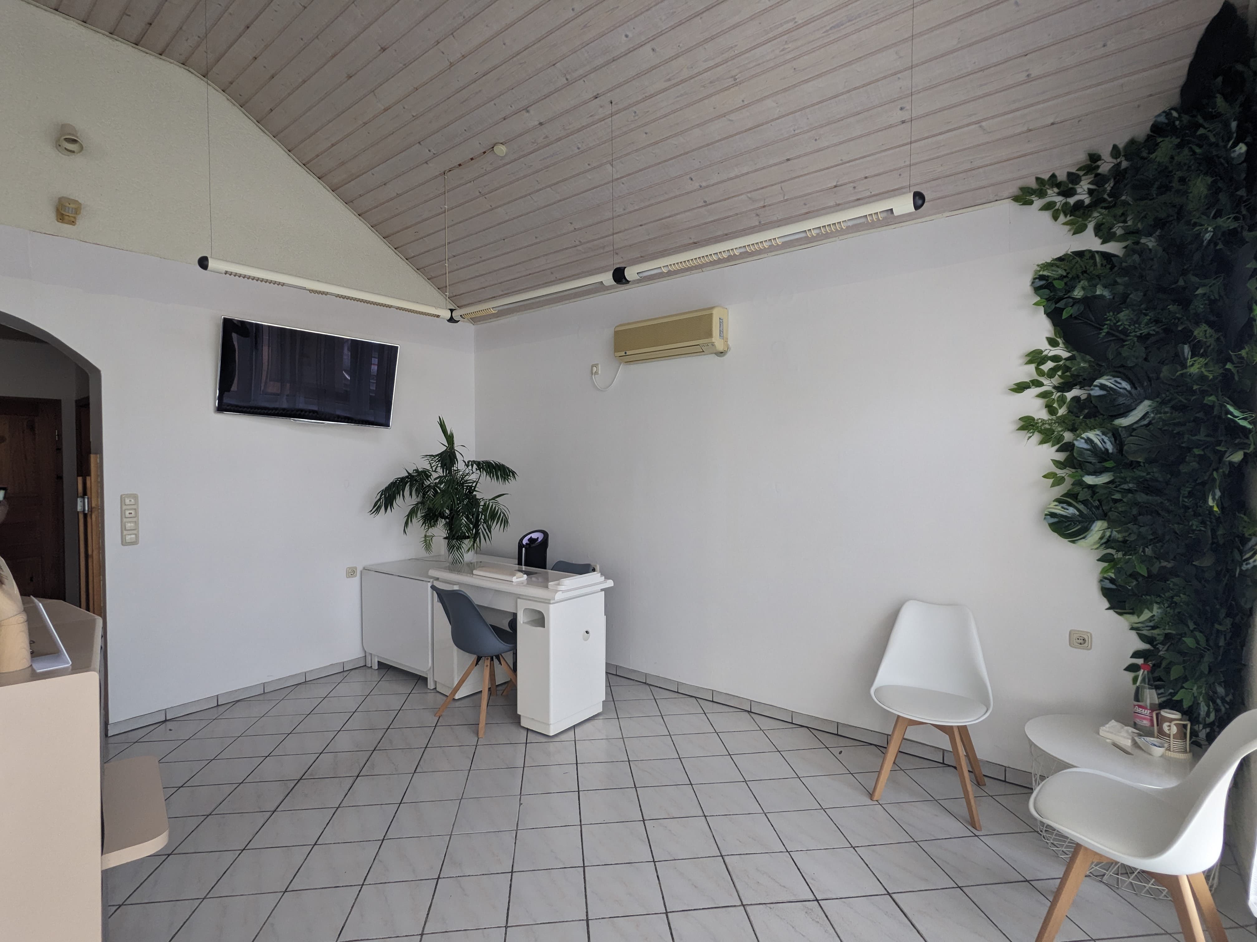 Weitwinkelansicht des Wartezimmers mit bequemen Sitzgelegenheiten